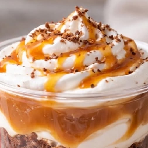 Brownie con dulce de leche y crema