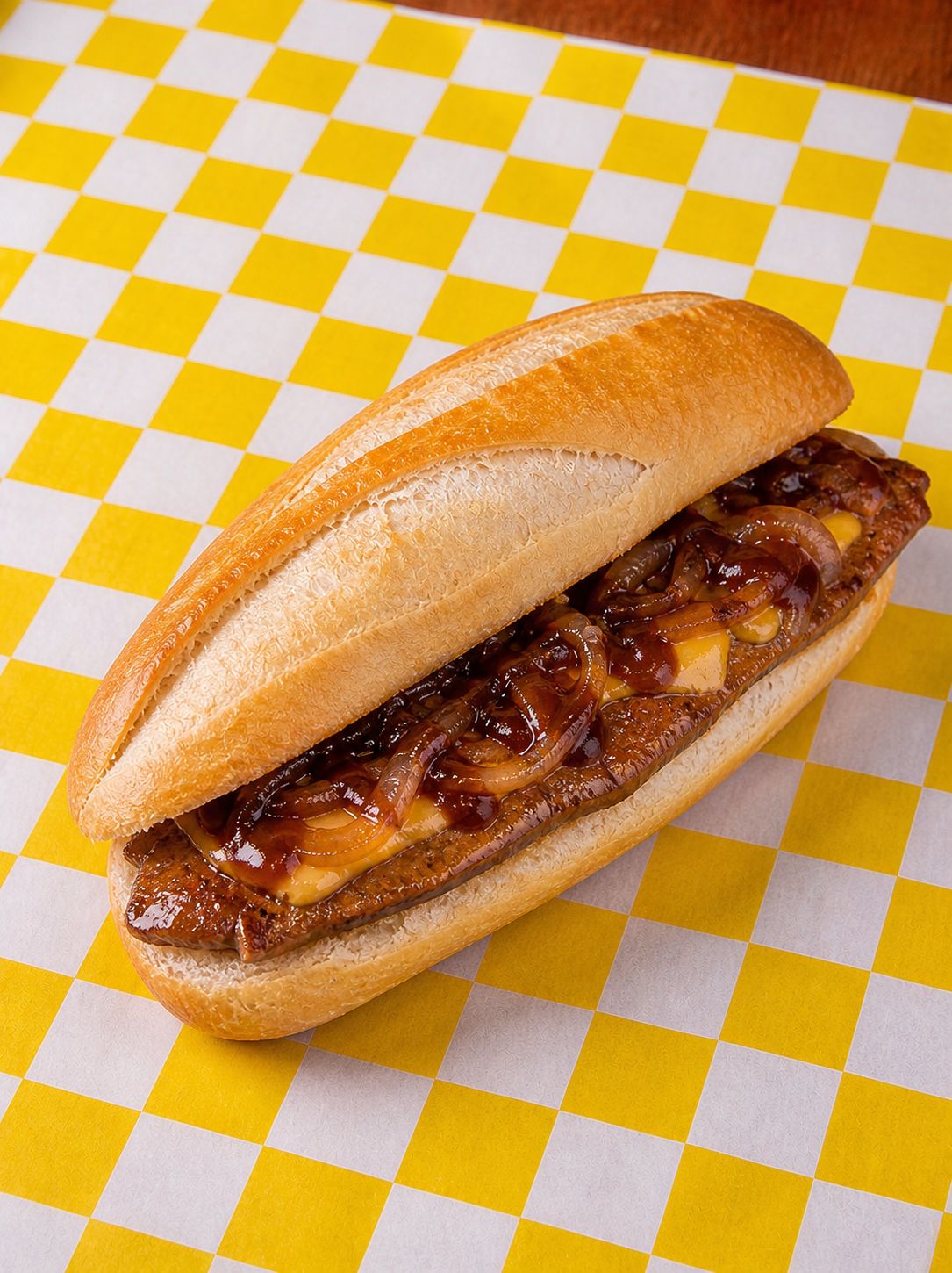 Sanguche de seitan BBQ con cebolla caramelizada